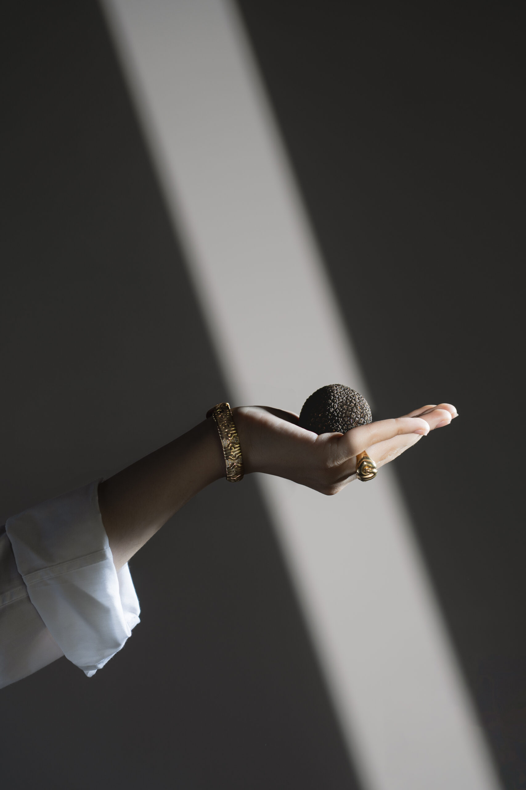 Mano di una donna che mostra il tartufo