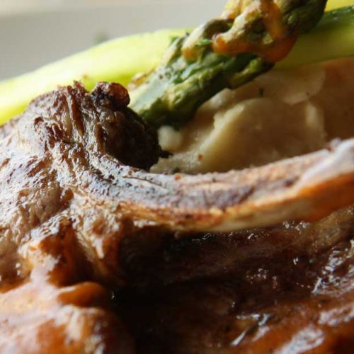 Costolette d’agnello all’inglese con asparagi, tartufo e salsa di Madeira